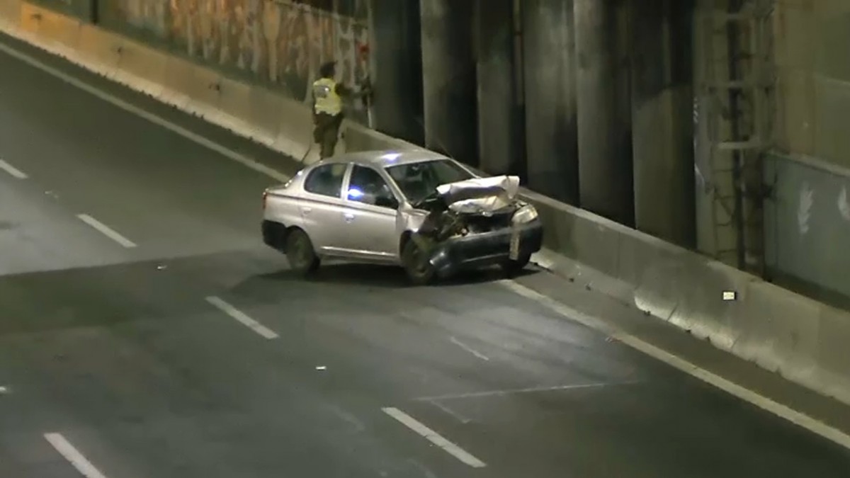 Hombre muere atropellado en Autopista Central tras intentar asaltar auto en movimiento