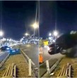 Un impresionante accidente protagonizó un joven de 16 años que perdió el control de su auto en una autopista de Tailandia, impactando contra un camión de gran tonelaje. El conductor sobrevivió y debe enfrentar a la justicia.
