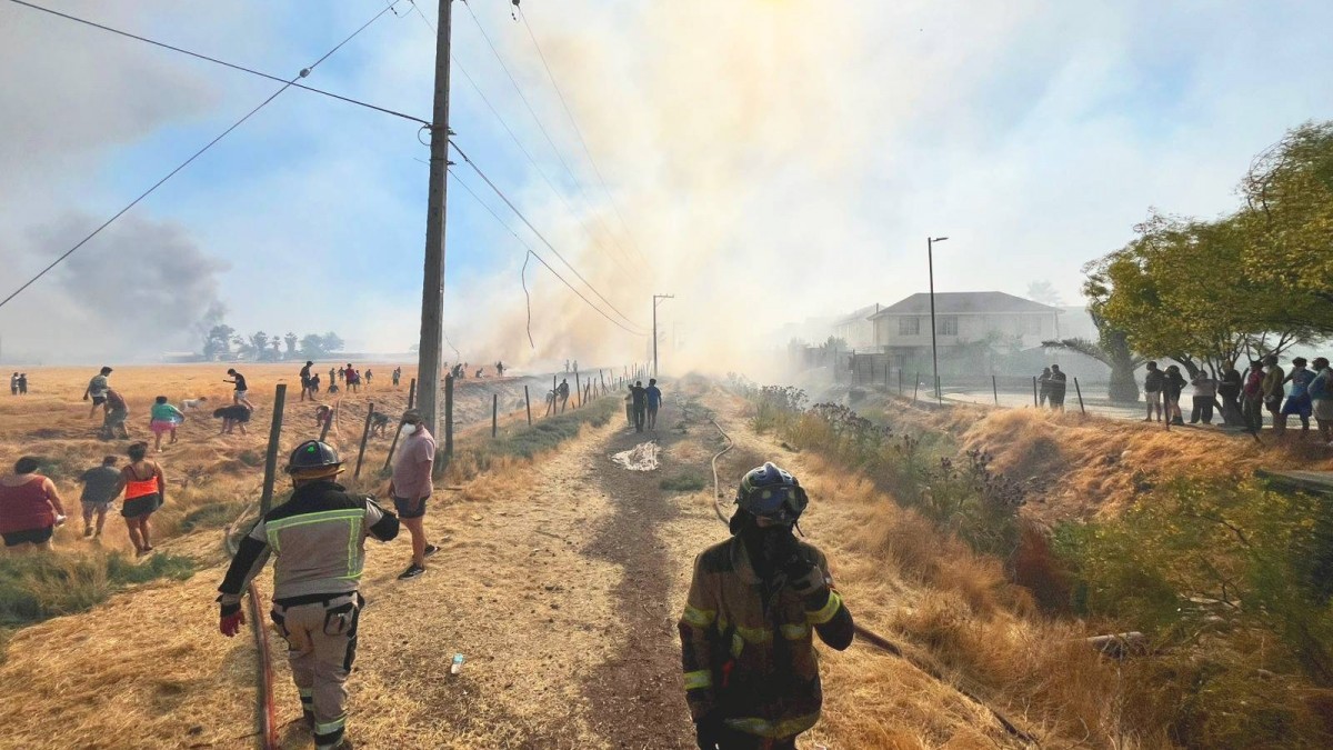 Declaran Alerta Roja en Quilicura y Lampa por incendio forestal que amenazaba a viviendas