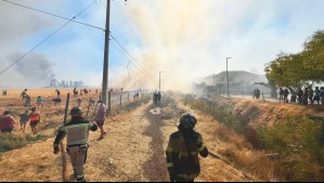 Declaran Alerta Roja en Quilicura y Lampa por incendio forestal que amenazaba a viviendas