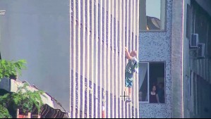 Detienen a hombre que escalaba por fuera un edificio en Santiago Centro: Portaba arma cortopunzante