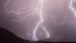 Meteorología actualiza aviso por tormentas eléctricas en zonas de cinco regiones del país