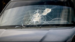 'La miro y la veo empapada de sangre': Mujer está en coma tras impacto de piedra en su parabrisas cuando viajaba con su esposo