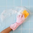 Las baldosas o cerámicas del baño tienden a ensuciarse con facilidad y a acumular bacterias, por ello es importante mantenerlas limpias y desinfectadas. A continuación te contamos cómo hacerlo.