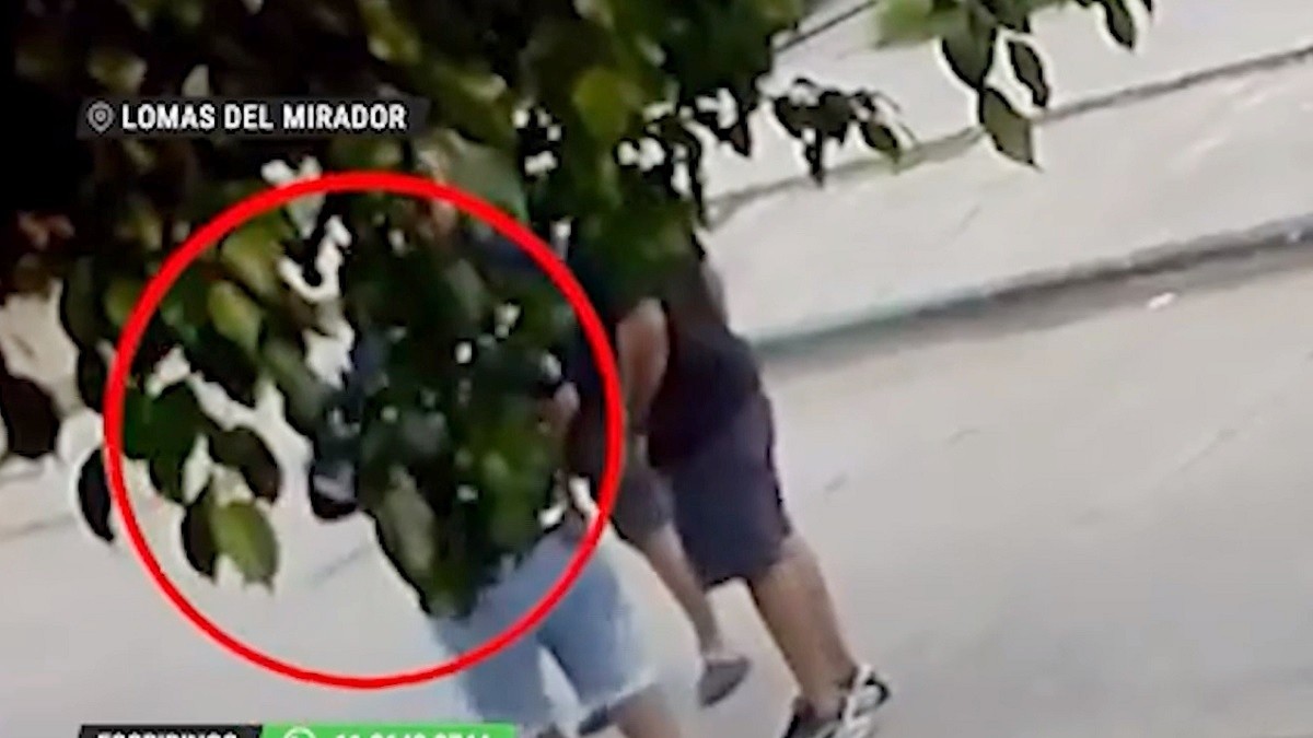 Video capta a expolicía increpando y disparándole a su vecino durante Navidad en Argentina