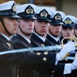 Conoce qué sueldo ganan los oficiales de la Armada recién egresados de la Escuela Naval Arturo Prat. Tras cursar cuatro años de estudio, consiguen el título de oficial de Marina y el rango militar de guardiamarina.