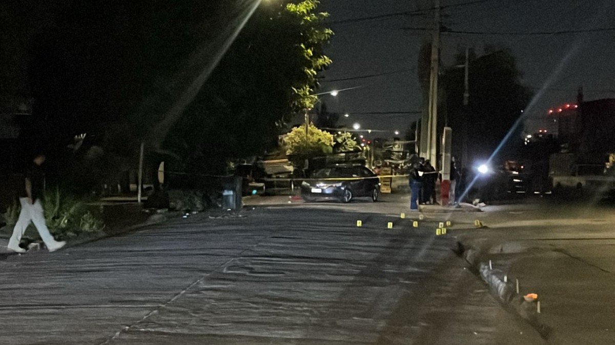 Investigan asesinato de hijo del líder de 'Los Lobos': Le dispararon al menos 10 veces mientras comía un completo