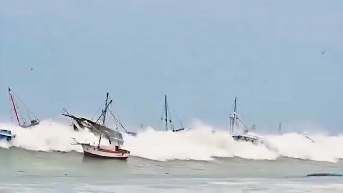 Olas de hasta cuatro metros y un fallecido: Fuertes marejadas afectan gravemente a costas de Perú y Ecuador