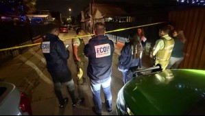 Un fallecido y dos personas en riesgo vital: Desconocidos llegaron en autos y entraron a disparar a una casa en La Pintana