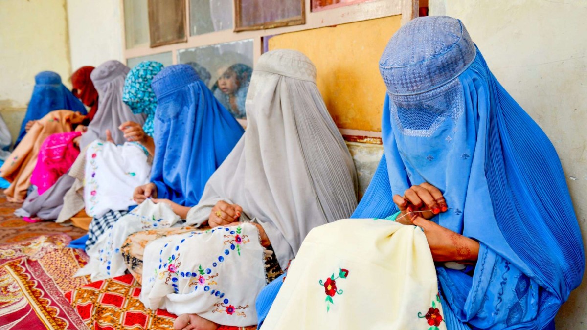 Talibanes prohíben construir ventanas desde donde se pueda ver a mujeres en Afganistán