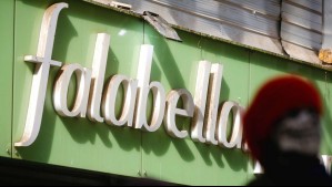 Tres detenidos por turbazo a tienda Falabella en el centro de Santiago: simularon ser comerciantes con un toldo azul