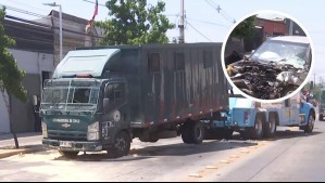 Furgón de Gendarmería y vehículo particular chocan en pleno centro de Santiago