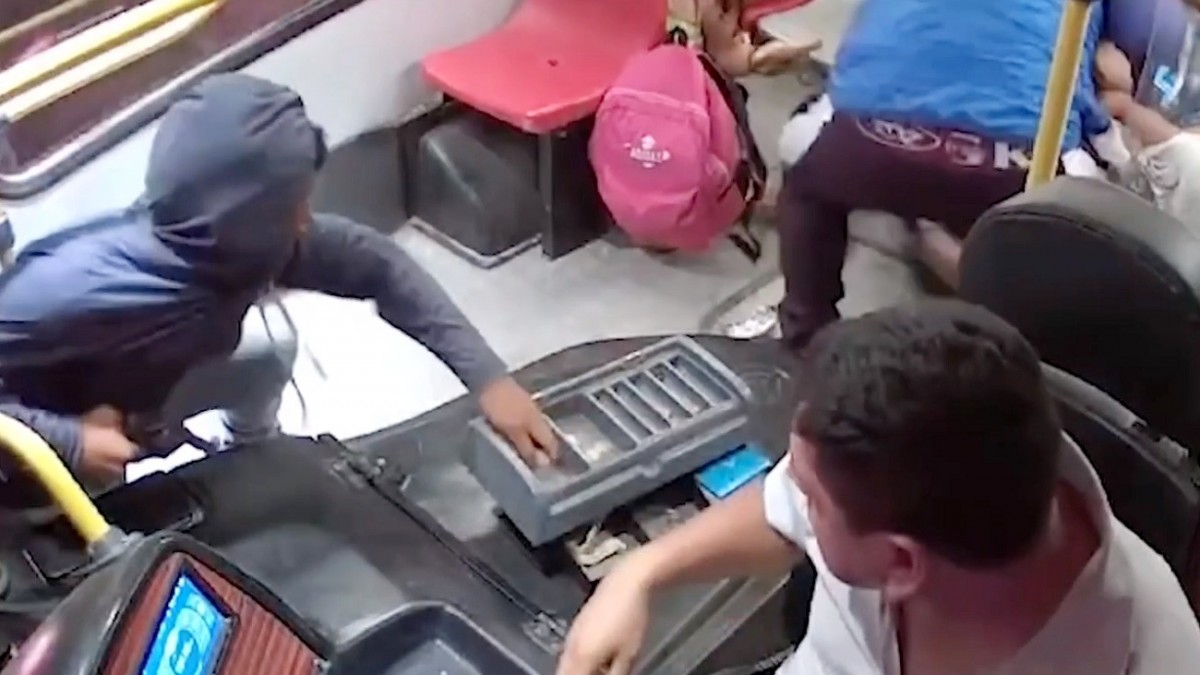 Video muestra violento asalto a bus con pasajeros en Perú: Delincuentes dispararon para amedrentar a las víctimas