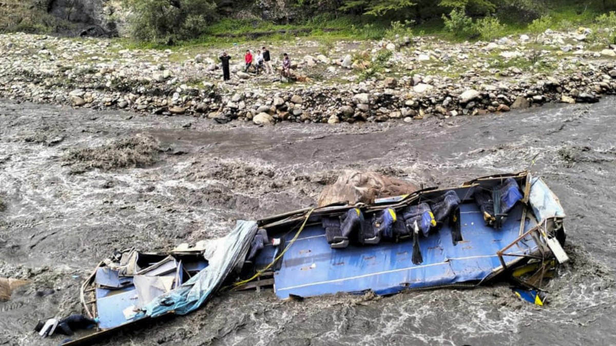 Bus con más de 30 pasajeros cae a un río en Perú: Trágico accidente deja al menos seis muertos y seis desaparecidos