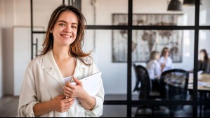 Cargos sin experiencia laboral tienen sueldos de hasta $2,6 millones: ¿Qué ofertas laborales tiene el Estado?