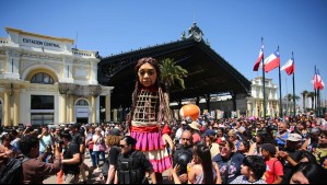 Con la presencia de Amal, la marioneta de 3,5 metros de altura, se dio inicio al 32 Festival Internacional Teatro a Mil