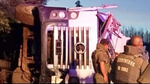 Tractocamión pierde el control y acaba volcado en Collipulli: Conductor murió tras salir eyectado