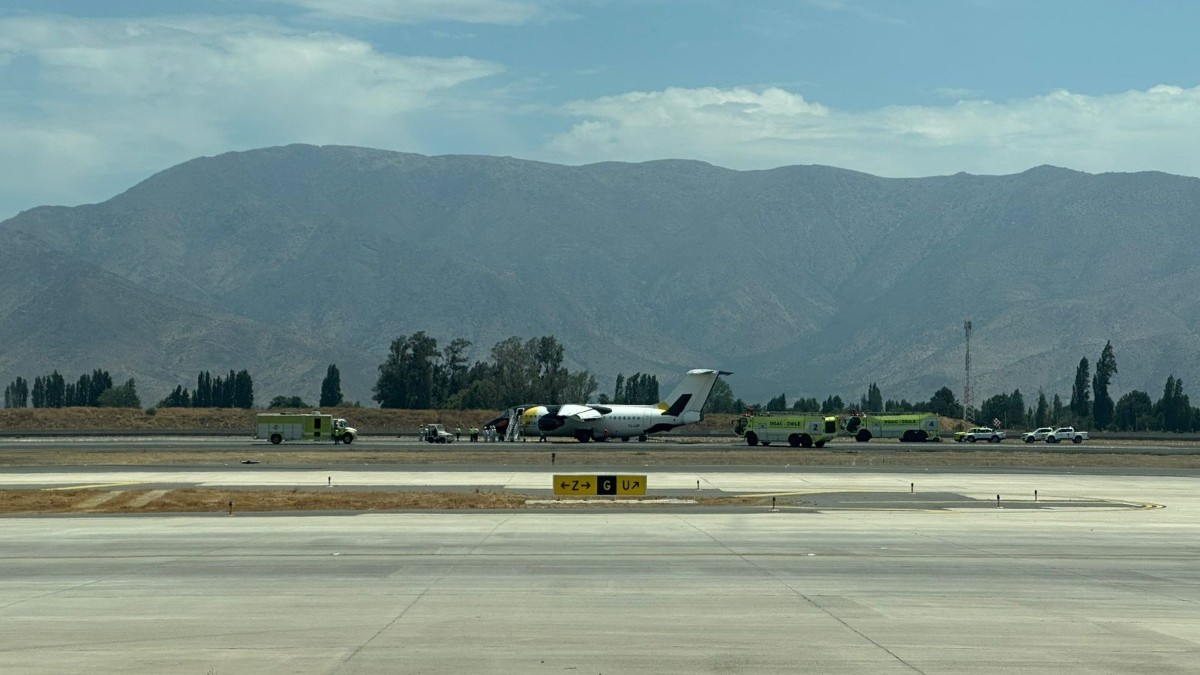 Avión sufre desperfecto al aterrizar en el Aeropuerto de Santiago: Una pista del terminal aéreo permanece cerrada