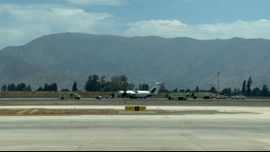 Avión sufre desperfecto al aterrizar en el Aeropuerto de Santiago: Una pista del terminal aéreo permanece cerrada