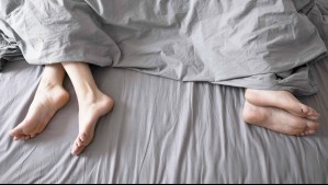 Prohibidas las duchas frías y ojalá acostarse solo: Recomendaciones para dormir mejor en estas noches de calor