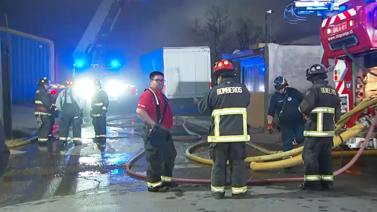 Gran incendio afecta a bodegas en La Pintana: Cerca de 100 bomberos trabajan en la emergencia