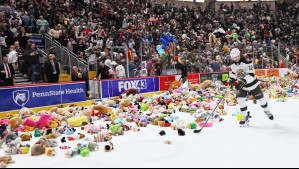 Video muestra tradicional lluvia de peluches en partido de hockey sobre hielo en EEUU