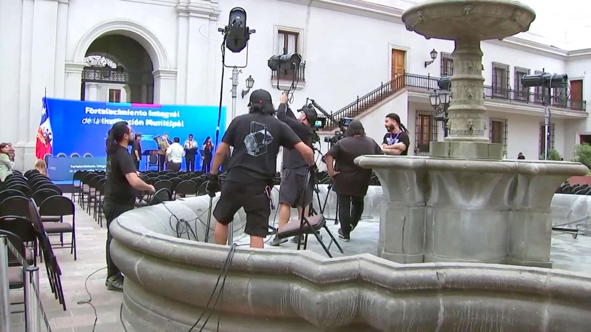 Es considerada un 'tesoro patrimonial': Gobierno usó histórica fuente de agua en La Moneda como tarima en actividad con alcaldes