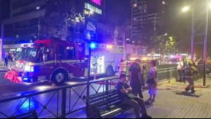 Un fallecido deja incendio en edificio en Providencia: fuego se habría originado en estacionamiento subterráneo