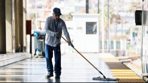 Estudio: 4 de cada 10 trabajadores en Chile prefieren recibir un buen sueldo antes que tomar vacaciones