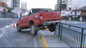 Camioneta queda colgando en una reja tras colisionar con un vehículo en Ñuñoa: No habría respetado la luz roja