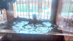 'Pasando el calor en la cápsula': Las imágenes del reo que disfruta de un 'jacuzzi' en la expenitenciaría