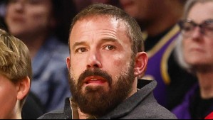 La foto viral de Ben Affleck viendo cómo su mansión se incendiaba en California