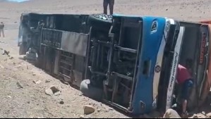 Fatal volcamiento de bus en Taltal: Hay dos muertos y 40 personas lesionadas