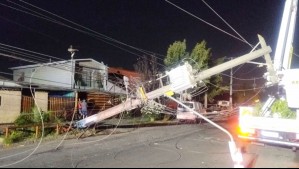 Reportan corte de luz en Puente Alto tras colisión de camión con poste de electricidad