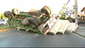 Camión de carga se volcó y generó corte de tránsito en La Pintana