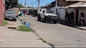 Lanzan piedras a Carabineros durante operativo en La Legua: Allanaron más de 10 casas y detuvieron a 5 personas