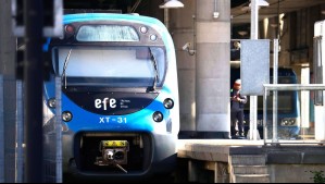 Tren de pasajeros colisiona contra un vehículo en Linares: Conductor está herido