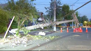 Conductor se dio a la fuga: Camioneta arrasó con poste de luz y dejó a vecinos sin suministro eléctrico en La Florida