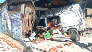 Camioneta queda incrustada en una casa tras escapar de fiscalización en Lo Prado