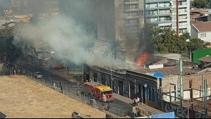 Incendio estructural en el centro de Santiago: Tránsito suspendido en Avenida Santa Rosa