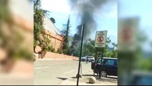 Reportan incendio en estacionamiento de Iglesia Santa Úrsula en Vitacura