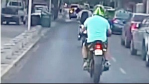 'Nos tienen a todos asustados': Videos muestran a motochorros robando celulares en pleno centro de Santiago