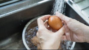 ¿Es necesario lavar los huevos antes de cocinarlos?