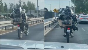 Video muestra moto que circulaba con exceso de carga por autopista: Llevaba paquetes amarrados con cinta adhesiva