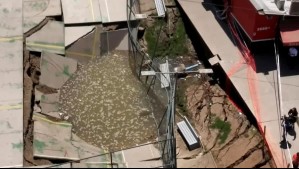 Socavón de grandes dimensiones aparece en cancha de Conchalí: Vecinos aluden a construcción de colector de aguas lluvias