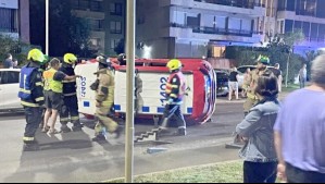 Patrulla de seguridad comunal de Las Condes quedó volcada tras persecución: Delincuentes huyeron e inspector fue llevado a la ACHS