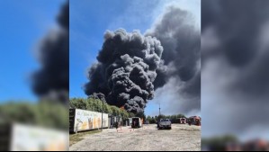 Incendio en bodega de plásticos desata gran columna de humo negro en Puerto Montt