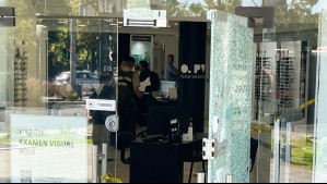 Asaltan reconocida óptica de Vitacura: Delincuentes rompieron vitrinas y habrían robado $20 millones en especies