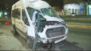 Furgón arrasó con un semáforo y barreras de contención: Conductor habría estado ebrio y escapó tras el accidente