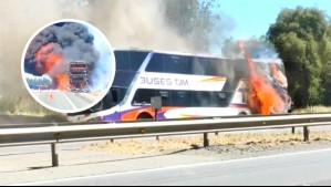 Bus terminó completamente destruido tras incendiarse en Ruta 5 Sur mientras se dirigía a Los Ángeles
